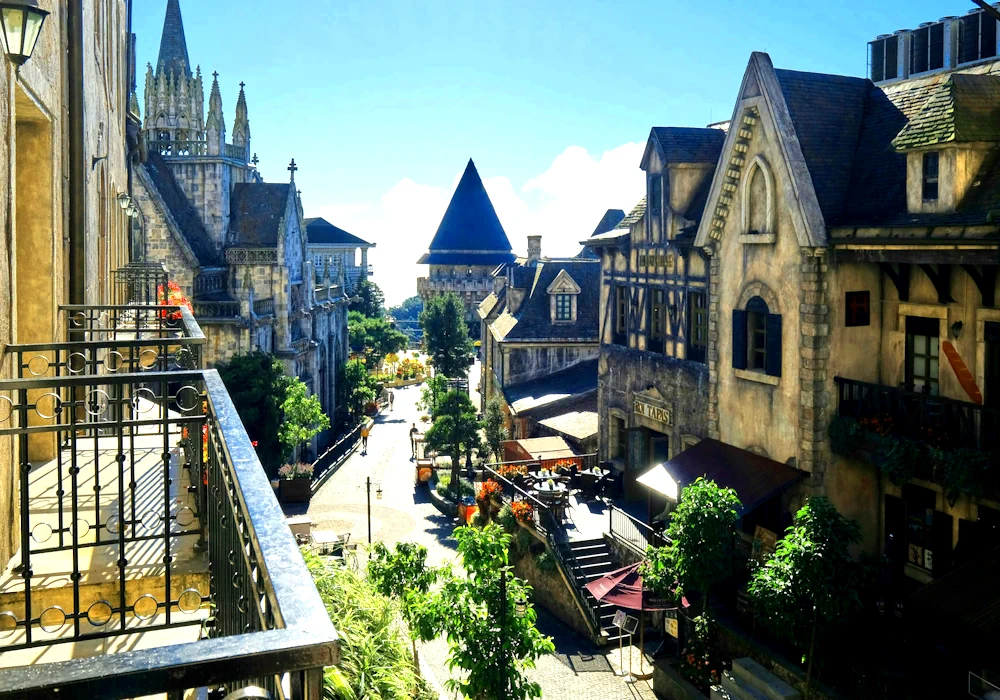 Группа туристов Dragon Travel на экскурсии Ba Na Hills