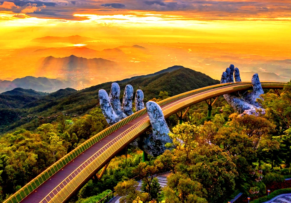 Золотой мост Ba Na Hills — каменные руки держат мост в облаках, Дананг, Вьетнам